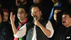 عدالت نے عمران خان کی تقریر کا ریکارڈ طلب کرتے ہوئے انہیں 31 اگست کو ذاتی حیثیت میں پیش ہونے کا بھی حکم دیا ہے۔ 