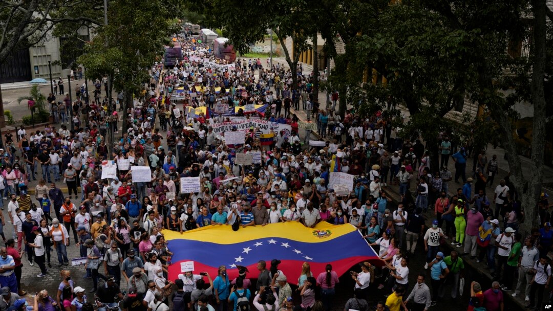Sejumlah pekerja di sektor publik menggelar aksi protes menuntut pemerintah untuk segera membayar tunjangan bagi mereka dalam sebuah aksi di Caracas, Venezuela, pada 11 Agustus 2022. (Foto: AP/Matias Delacroix)