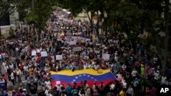 Sejumlah pekerja di sektor publik menggelar aksi protes menuntut pemerintah untuk segera membayar tunjangan bagi mereka dalam sebuah aksi di Caracas, Venezuela, pada 11 Agustus 2022. (Foto: AP/Matias Delacroix)