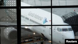 Pesawat Garuda Indonesia di landasan bandara Soekarno Hatta di Cengkareng, Jakarta, 18 Desember 2017. (REUTERS/Beawiharta)