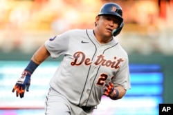 Miguel Cabrera, una gloria del béisbol, , recorre las bases para anotar con un sencillo productor de Tucker Barnhart conectado a los Mellizos de Minnesota en la parte alta de la cuarta entrada del partido en Minneapolis, el lunes 1 de agosto de 2022. Foto AP.