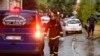 Vatrogasac prolazi pored pogrebnih kola na mjestu masovne pucnjave na Cetinju, 36 kilometara zapadno od Podgorice, Crna Gora, 12. avgusta 2022. 
