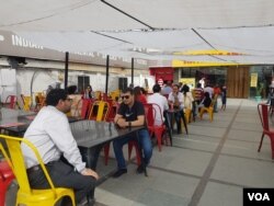 Locals and tourists eat in a restaurant in Srinagar, Jammu and Kashmir in Indian-administered Kashmir. (M. Hamid/VOA)