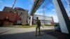 Российский военнослужащий охраняет территорию Запорожской атомной электростанции, 1 мая 2022 года