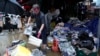 Seorang pemilik toko membersihkan sampah yang terbawa banjir di pasar tradisional Seoul, Korea Selatan, Selasa, 9 Agustus 2022. (AP/Ahn Young-joon)