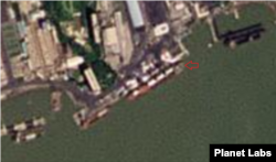 8월 20일 북한 남포 석탄 항에 170m 짜리 대형 선박(화살표)이 입항했다. 적재함 속에 하얀색 물체가 가득한 가운데, 앞쪽 부두에도 하얀색 물체가 뒤덮여 있다. 제공=Planet Labs