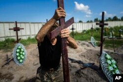 Kuburan Massal Ditemukan di Izium setelah Pasukan Rusia Dipukul Mundur