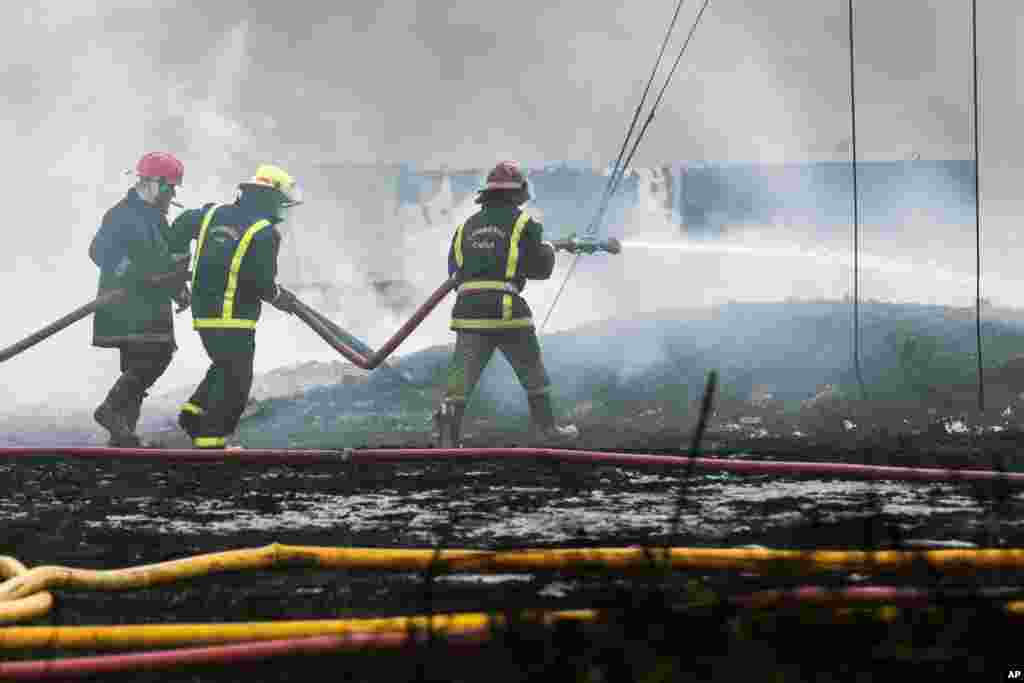 Los bomberos trabajan para apagar un incendio mortal en una instalación de almacenamiento de petróleo en Matanzas, Cuba, el martes 9 de agosto de 2022. 