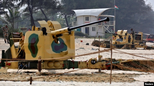 ARCHIVO - Soldados junto a armas antiaéreas en una playa cerca de una de las sedes de la cumbre BRICS (Brasil, Rusia, India, China y Sudáfrica), en Cavelossim, en el estado occidental de Goa, India, el 14 de octubre de 2016 .