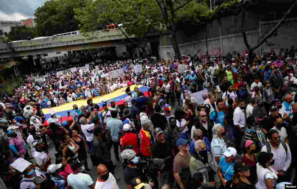 Empleados públicos asisten a una protesta progubernamental exigiendo que el gobierno pague sus beneficios completos y respete los convenios colectivos.