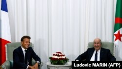 Rais wa Ufaransa(kushoto) na Rais wa Algeria Abdelmajid Tebboune (Kulia) kwenye ikulu ya Algeria, Agosti 25, 2022. Picha ya AFP