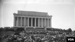 Multitud invitada al acto de inauguración del Lincoln Memorial en Washington DC el 30 de mayo de 1922 (Foto VOA / Imagen dominio público cortesía Servicio de Parques Nacionales)