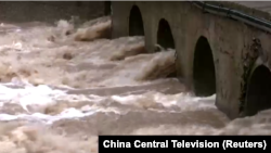 中国官媒央视视频显示，中国四川重庆陕西等地区遭受强降雨侵袭。（2022年8月29日）