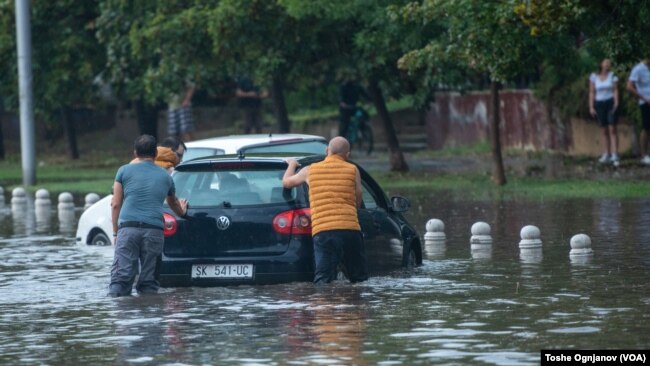 Се споија небо и земја: Невремето во Скопје остави поплавени згради, гаражи, заробени возила