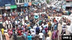 দৈনিক মজুরি তিনশ’ টাকা করার দাবিতে ধর্মঘটে বাংলাদেশের চা শ্রমিকরা। 