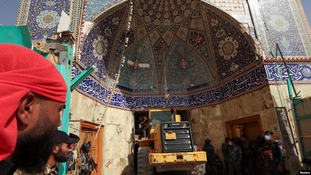 Petugas SAR Irak berupaya mencari korban yang selamat dalam reruntuhan setelah tanah longsor menerjang rumah ibadah Qattarat al-Imam Ali di pinggiran Kota Kerbala, Irak, pada 21 Agustus 2022. (Foto: Reuters/Alaa al-Marjani)