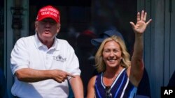 La représentante Marjorie Taylor Greene aux côtés de l'ancien président Donald Trump lors du tournoi de golf Bedminster Invitational LIV à Bedminster, NJ, le 30 juillet 2022.