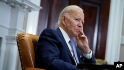 Presiden AS Joe Biden hadir dalam pertemuan dengan sejumlah pejabat mengenai layanan kesehatan reproduksi. Pertemuan tersebut berlangsung di Gedung Putih, Washington, pada 26 Agustus 2022. (Foto: AP/Evan Vucci)