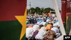Les fidèles musulmans du Burkina Faso prient le premier jour de l'Aïd al-Adha, place de la Nation, à Ouagadougou, le 9 juillet 2022.