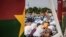 Les fidèles musulmans du Burkina Faso prient le premier jour de l'Aïd al-Adha, place de la Nation, à Ouagadougou, le 9 juillet 2022.