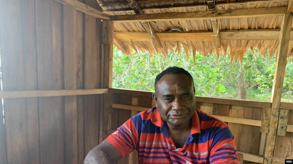 所罗门群岛中部省前省长马内蒂瓦在图拉吉岛上的海边会客亭接受美国之音的专访（2022年8月9日）。(photo:VOA)