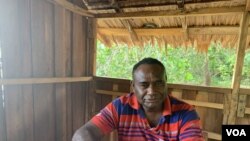 所罗门群岛中部省前省长马内蒂瓦在图拉吉岛上的海边会客亭接受美国之音的专访（2022年8月9日）。