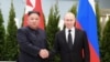 ARHIVA - Sjevrernokorejski lider Kim Džong Un rukuje se sa ruskim predsjednikom Vladimirom Putinom tokom susreta u Rusiji, 26. april 2019.(Foto: KCNA VIA KNS / KCNA VIA KNS / AFP) 