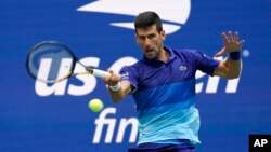 Foto Achiv: Tenisman Novak Djokovic, moun peyi Serbi pandan yon match US Open an 2021. 
