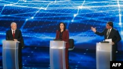 Los candidatos presidenciales brasileños (de izquierda a derecha) Luiz Inácio Lula da Silva (PT), Simone Tebet (MDB), Jair Bolsonaro (PL) participan en el debate presidencial antes de las elecciones generales del 2 de octubre en Sao Paulo, Brasil, el 28 de agosto de 2022.