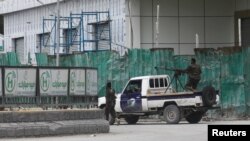 Oficiales de policía somalíes viajan en su camioneta hacia el Hotel Hayat, el escenario de un ataque militante del grupo al Shabaab vinculado a al Qaeda en Mogadiscio, Somalia, el 20 de agosto de 2022. REUTERS/Feisal Omar