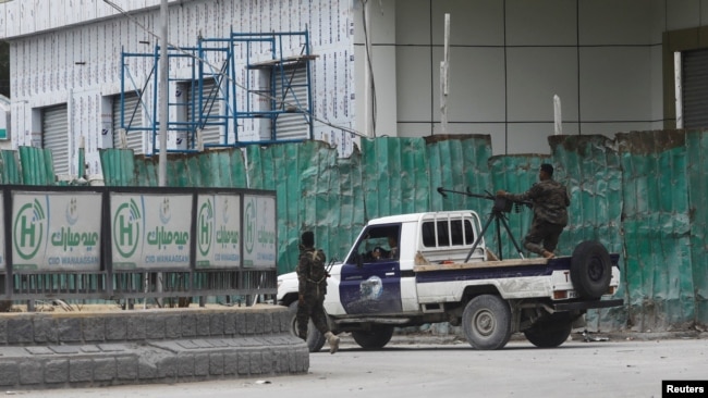 Oficiales de policía somalíes viajan en su camioneta hacia el Hotel Hayat, el escenario de un ataque militante del grupo al Shabaab vinculado a al Qaeda en Mogadiscio, Somalia, el 20 de agosto de 2022. REUTERS/Feisal Omar