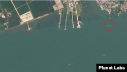 북한 남포 유류 항구를 촬영한 지난달 25일 자 위성사진. 유조선 추정 선박(왼쪽 원 안)이 유류 부두에 접안한 가운데 또다른 유조선(오른쪽 원 안)이 해상 유류하역시설이 위치한 지점에 머물고 있다. (자료=Planet Labs)