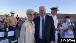 美國副國務卿謝爾曼與澳大利亞駐所羅門群島高級專員特斯拉漢（右）2022年8月7日在霍尼亞拉紀念瓜達爾卡納爾戰役80週年紀念活動上合影。 （美國之音莉雅拍攝）