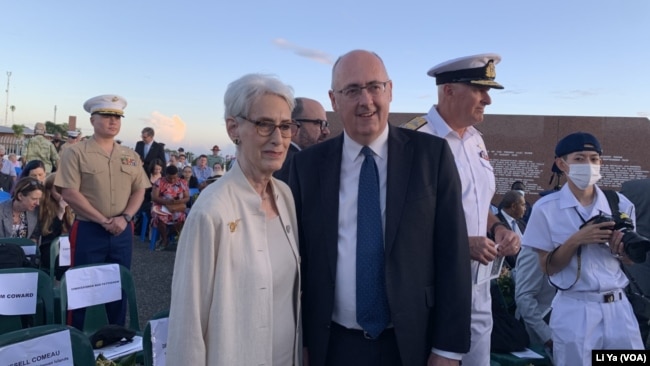 美国副国务卿谢尔曼与澳大利亚驻所罗门群岛高级专员特斯拉汉（右）2022年8月7日在霍尼亚拉纪念瓜达尔卡纳尔战役80周年纪念活动上合影。（美国之音莉雅拍摄）