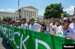지난 6월 미국 임신 중절 권리 옹호 단체 회원들이 로 대 웨이드 판례 폐기에 항의하며 워싱턴 D.C. 시내 대법원 앞에서 행진하고 있다. (자료사진)