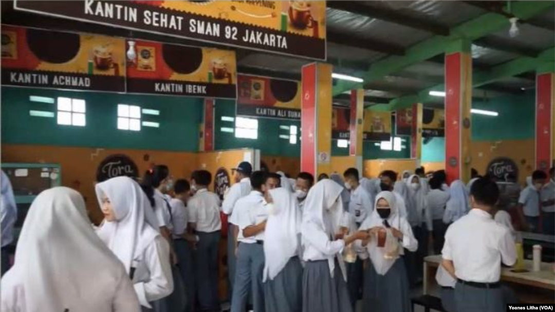 Ilustrasi - Suasana kantin SMAN 92, Jakarta Utara, dalam tangkapan layar.
