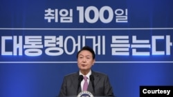 윤석열 한국 대통령이 17일 서울 용산 대통령실 청사에서 취임 100일 기자회견을 진행하고 있다.