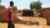 Un habitant du quartier Kirkissoye regarde sa maison détruite par les inondations à Niamey le 3 septembre 2019.