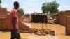 Un habitant du quartier Kirkissoye regarde sa maison détruite par les inondations à Niamey le 3 septembre 2019.