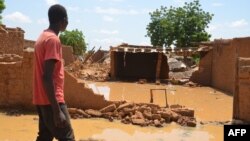 Un habitant du quartier Kirkissoye regarde sa maison détruite par les inondations à Niamey le 3 septembre 2019.