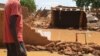 Un habitant du quartier Kirkissoye regarde sa maison détruite par les inondations à Niamey le 3 septembre 2019.