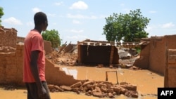 Un habitant du quartier Kirkissoye regarde sa maison détruite par les inondations à Niamey le 3 septembre 2019.