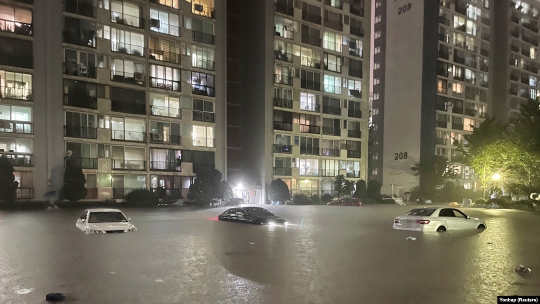 Potopljena vozila na parkingu u Seulu, 8. avgust 2022.
