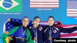 Kaika Kusuma (tengah) meraih medali emas ketika mewakili Amerika pada Kompetisi "Pan American Wushu" di Brazil (foto: courtesy). 