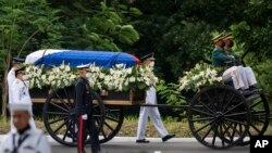 Tentara mengangkut peti mati yang membawa guci abu mendiang Presiden Filipina Fidel Ramos selama prosesi pemakaman kenegaraan di Makam Pahlawan di Taguig City, Filipina, Selasa, 9 Agustus 2022. (Lisa Marie David/Foto Kolam Renang via AP)