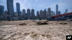 中国长江重庆段嘉陵江因高温干旱而裸露的干涸江底。(2022年8月19日)