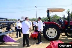 Presiden Jokowi meninjau alat dan mesin pertanian (Alsintan) dan menyerahkan secara simbolis Taksi Alsintan kepada perwakilan kelompok tani, Kabupaten Gresik, 22 Agustus 2022. (Foto: Muchlis Jr - Biro Pers Sekretariat Presiden)