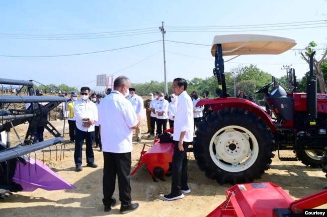 Presiden Jokowi meninjau alat dan mesin pertanian (Alsintan) dan menyerahkan secara simbolis Taksi Alsintan kepada perwakilan kelompok tani, Kabupaten Gresik, 22 Agustus 2022. (Foto: Muchlis Jr - Biro Pers Sekretariat Presiden)
