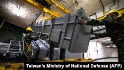 资料照片：台湾国防部发布的照片显示，台湾为回应中国举行针对台湾的军演，台湾军人在操练使用雄风二型反舰导弹。