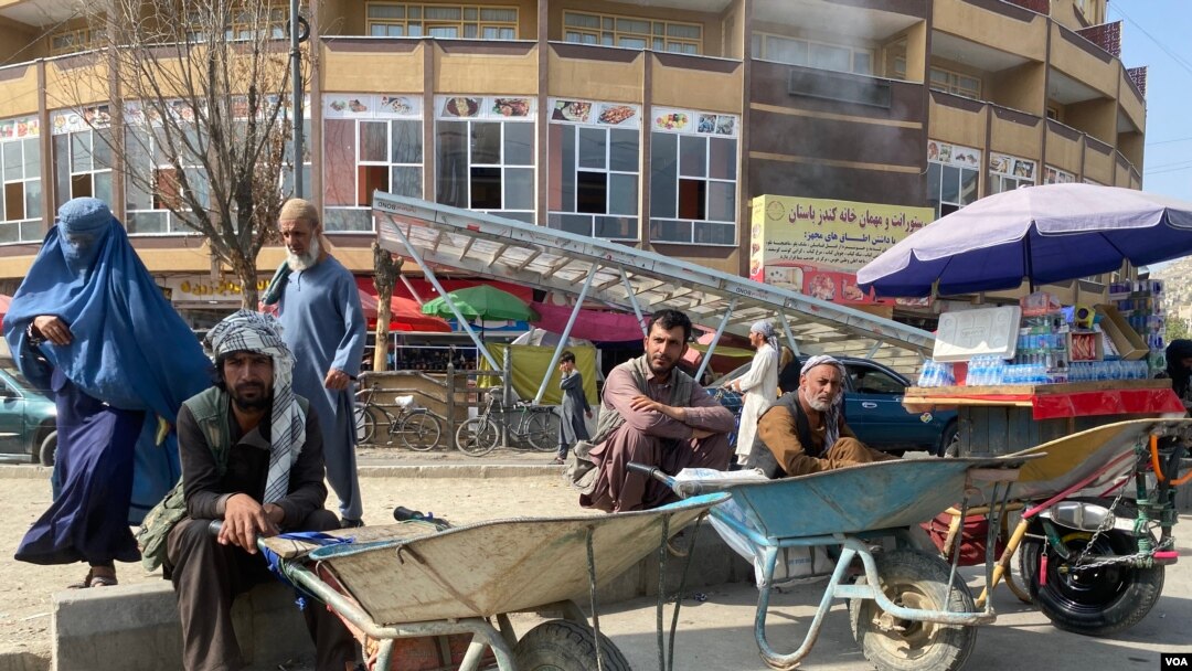 طالبان کے آنے کے بعد افغانستان میں غربت اور بے روزگاری کی شکایات عام ہیں۔ 